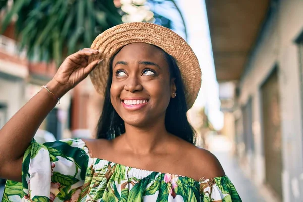 Ung Afrikansk Amerikansk Turist Kvinna Semester Ler Glad Promenader Staden — Stockfoto