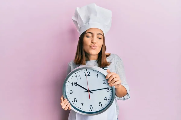 Joven Hermosa Mujer Vistiendo Uniforme Cocinero Profesional Sombrero Sosteniendo Reloj —  Fotos de Stock