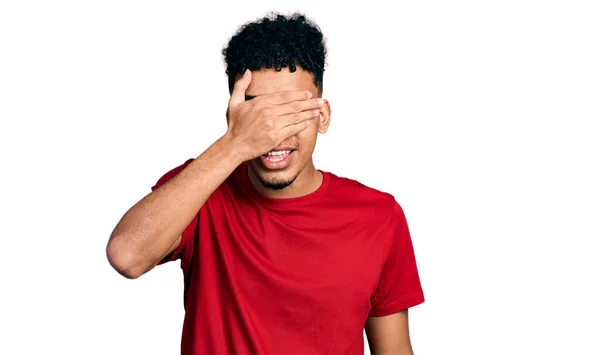 Joven Hombre Afroamericano Vistiendo Casual Camiseta Roja Sonriendo Riendo Con — Foto de Stock