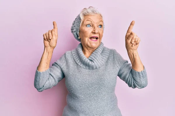 Senior Grey Haired Woman Pointing Fingers Smiling Looking Side Staring — Foto Stock