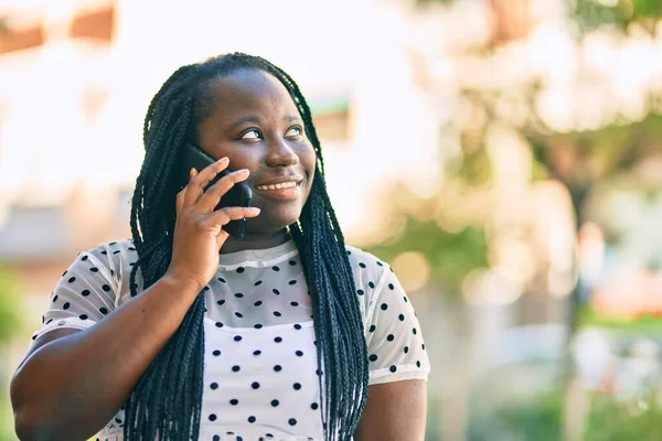 在城市里 年轻的非洲裔美国女人高兴地在智能手机上交谈 — 图库照片