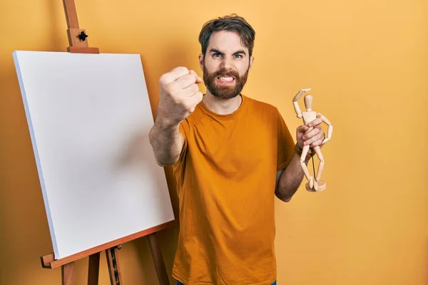 Hombre Caucásico Con Barba Pie Por Pintor Caballete Pie Sosteniendo — Foto de Stock