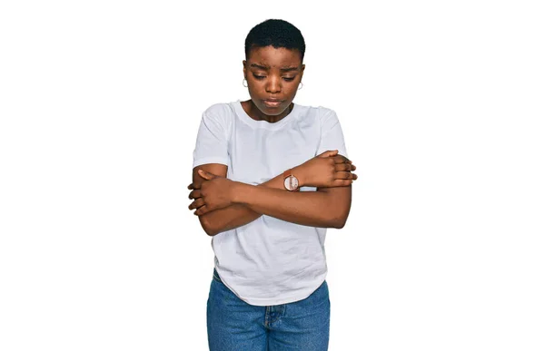 Jovem Afro Americana Vestindo Casual Shirt Branca Tremendo Congelamento Para — Fotografia de Stock