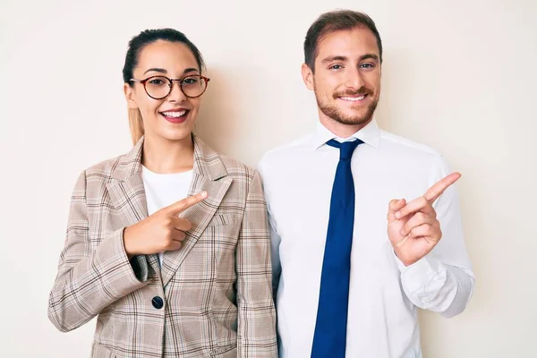 Hermosa Pareja Vistiendo Ropa Negocios Sonriendo Mirando Cámara Apuntando Con —  Fotos de Stock