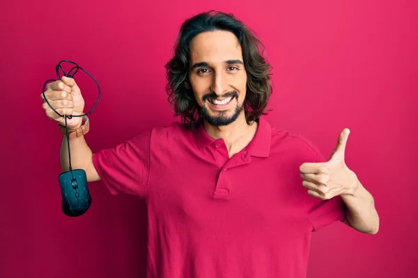 Νεαρός Ισπανόφωνος Άντρας Κρατώντας Τον Υπολογιστή Του Ποντικιού Χαμογελώντας Χαρούμενος — Φωτογραφία Αρχείου