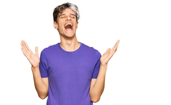 Jovem Hispânico Vestindo Roupas Casuais Celebrando Louco Louco Para Sucesso — Fotografia de Stock