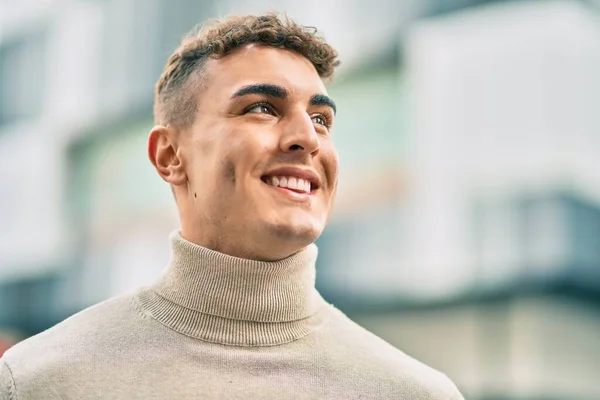 Fiatal Spanyol Férfi Boldogan Mosolyog Városban — Stock Fotó