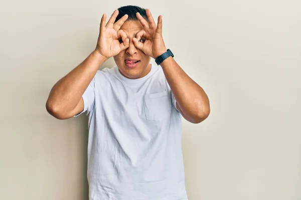 Homem Latino Jovem Vestindo Camisa Branca Casual Fazendo Gesto Como — Fotografia de Stock