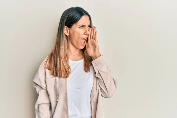 Mujer Joven Morena Con Ropa Casual Gritando Gritando Fuerte Lado — Foto de Stock