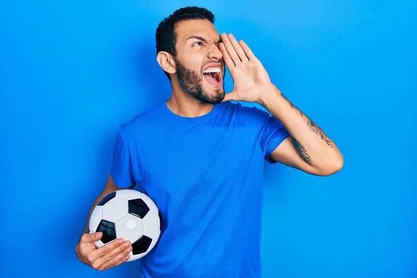 髭を生やしたヒスパニック系の男はサッカーボールを叫び 大声で口の上で手で横に叫んでいる コミュニケーションの概念 — ストック写真