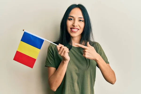Fiatal Spanyol Lány Kezében Románia Zászló Mosolyogva Boldog Mutató Kéz — Stock Fotó