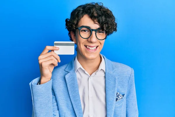 Hispanic Young Man Holding Credit Card Looking Positive Happy Standing — Φωτογραφία Αρχείου