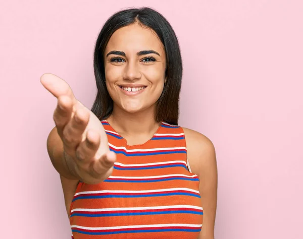 Jonge Brunette Vrouw Dragen Casual Kleding Glimlachend Vriendelijk Aanbieden Van — Stockfoto