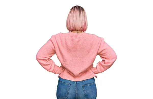 Latynoska Kobieta Różowymi Włosami Ubrana Luźny Zimowy Sweter Stojąca Tyłem — Zdjęcie stockowe