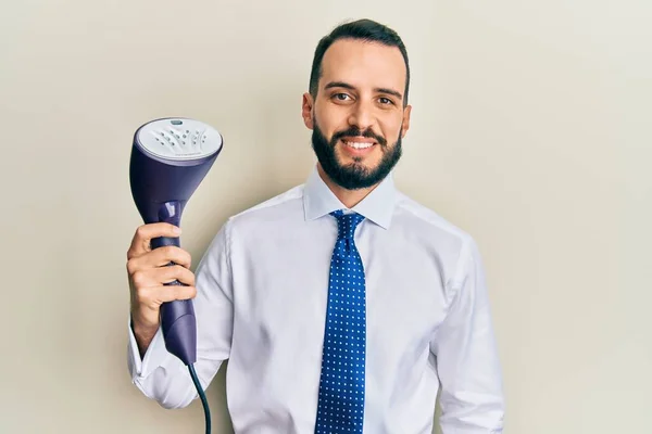 Giovane Uomo Affari Con Barba Possesso Ferro Elettrico Vapore Guardando — Foto Stock