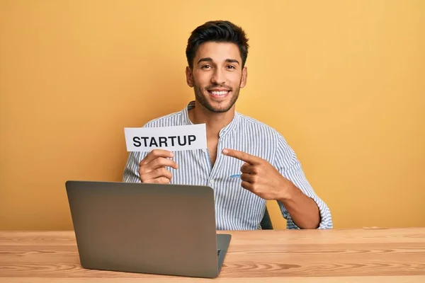 Joven Hombre Guapo Sosteniendo Mensaje Inicio Como Desarrollo Marketing Sonriendo — Foto de Stock