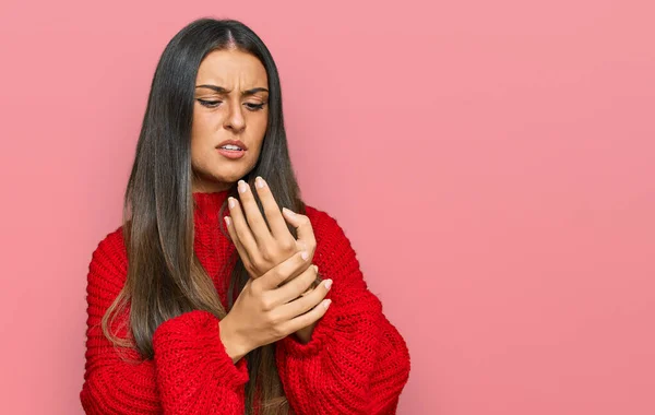 Bella Donna Ispanica Che Indossa Abiti Casual Che Soffrono Dolore — Foto Stock