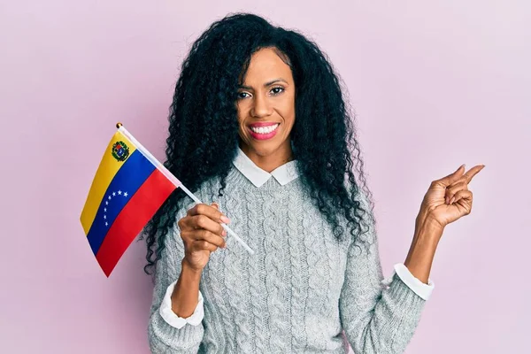 Střední Věk Africká Americká Žena Drží Venezuelské Vlajky Úsměvem Šťastný — Stock fotografie