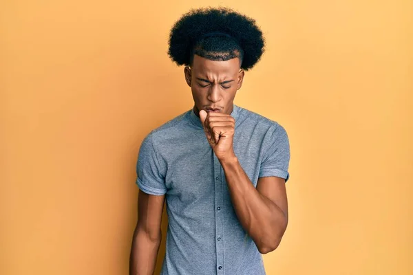 머리가 어설픈 아프리카 미국인 남성은 감기나 기관지염 증상으로 불편하고 기침을 — 스톡 사진
