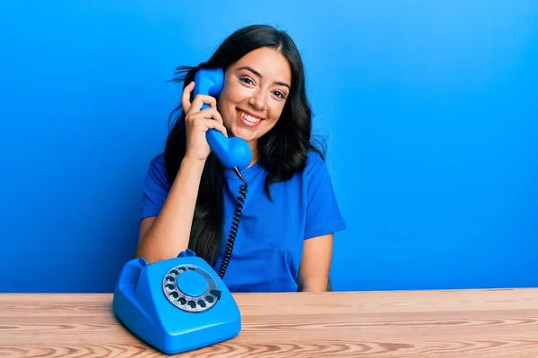 Linda Morena Jovem Falando Telefone Vintage Olhando Positivo Feliz Sorrindo — Fotografia de Stock