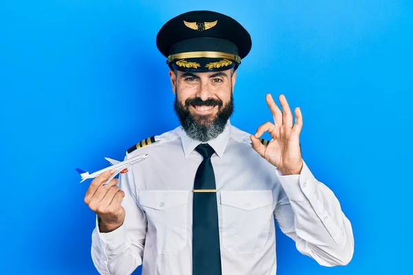 Junger Hispanischer Mann Pilotenuniform Hält Flugzeugspielzeug Der Hand Und Macht — Stockfoto