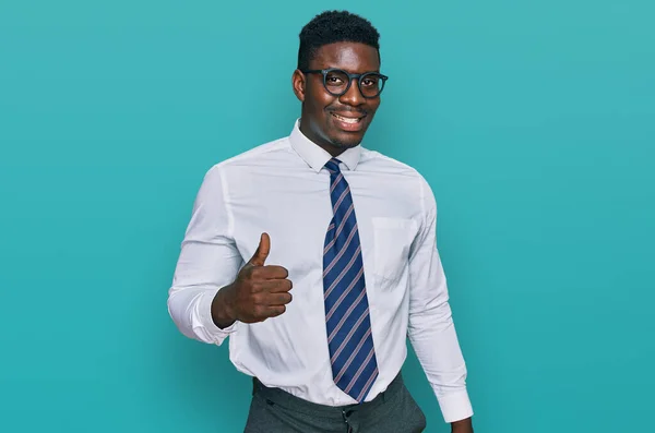 Hombre Negro Negocios Guapo Con Camisa Blanca Corbata Sonriendo Feliz — Foto de Stock