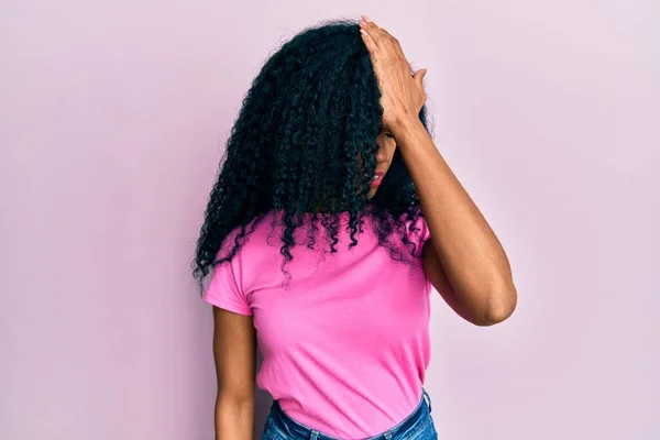 Afro Amerikaanse Vrouw Van Middelbare Leeftijd Die Casual Kleren Draagt — Stockfoto