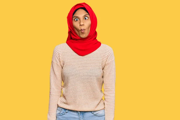 Joven Mujer Afroamericana Vestida Con Tradicional Bufanda Islámica Hiyab Haciendo —  Fotos de Stock