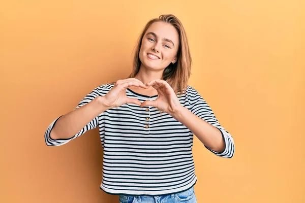 Hermosa Mujer Rubia Vistiendo Ropa Casual Sonriendo Amor Haciendo Forma — Foto de Stock