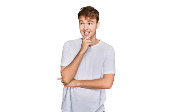 Jonge Blanke Man Draagt Casual Wit Shirt Met Hand Kin — Stockfoto