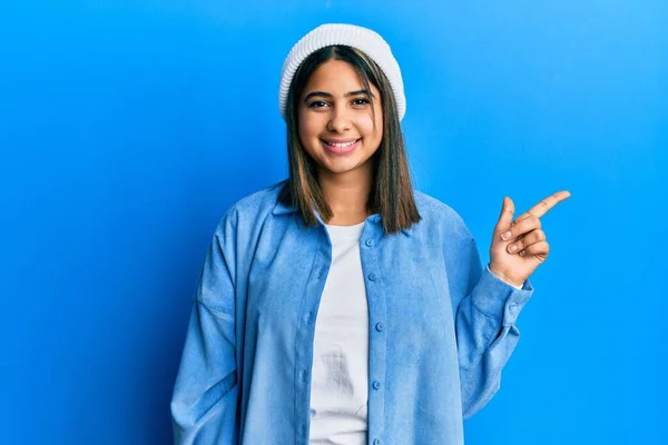 Junge Lateinische Frau Mit Süßer Wollmütze Und Einem Breiten Lächeln — Stockfoto