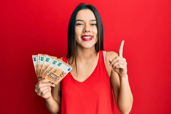 Menina Hispânica Jovem Segurando Notas Euro Sorrindo Com Uma Ideia — Fotografia de Stock