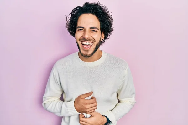 Bonito Homem Hispânico Vestindo Camisola Branca Casual Sorrindo Rindo Duro — Fotografia de Stock