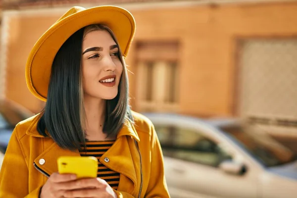 Młody Kaukaski Dziewczyna Uśmiech Szczęśliwy Pomocą Smartfona Miasto — Zdjęcie stockowe