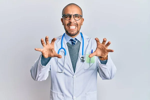 Homem Adulto Hispânico Vestindo Uniforme Médico Estetoscópio Sorrindo Engraçado Fazendo — Fotografia de Stock