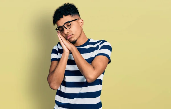 Jovem Afro Americano Vestindo Roupas Casuais Óculos Dormindo Cansado Sonhando — Fotografia de Stock