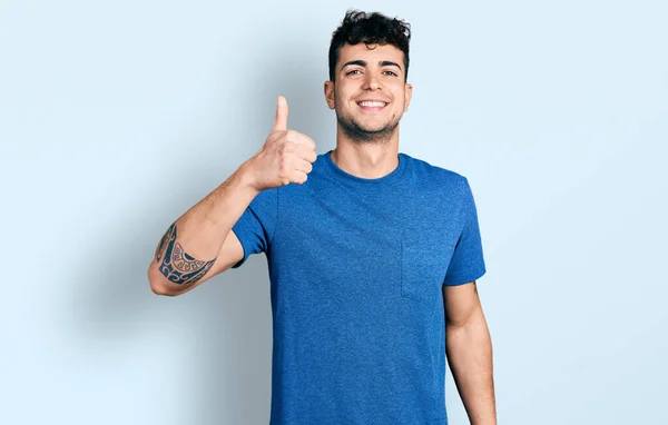 Joven Hispano Con Una Camiseta Casual Haciendo Gesto Feliz Con —  Fotos de Stock