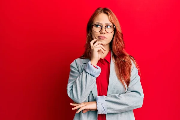 Ceketi Gözlük Takan Genç Kızıl Saçlı Bir Kadın Ciddi Bir — Stok fotoğraf