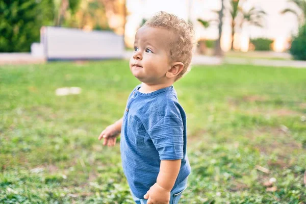 Söt Och Glad Liten Pojke Som Har Roligt Parken Solig — Stockfoto