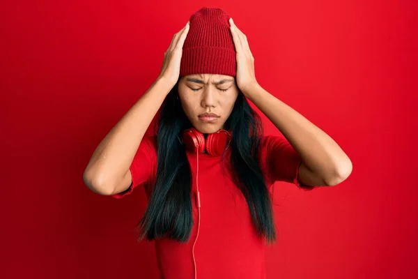 Joven Mujer China Escuchando Música Usando Auriculares Que Sufren Dolor —  Fotos de Stock