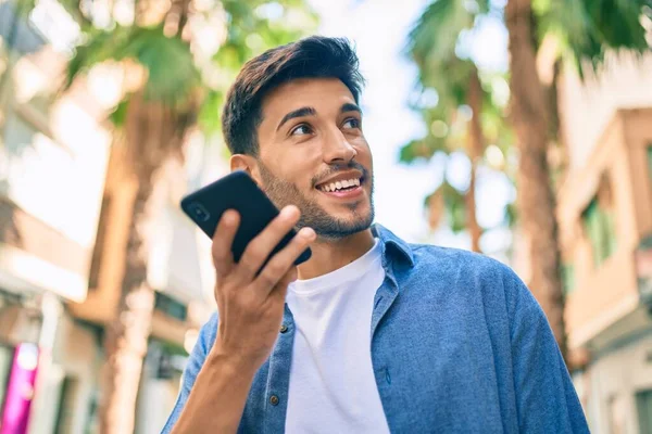 Joven Latino Sonriendo Feliz Enviando Mensaje Voz Usando Smartphone Ciudad —  Fotos de Stock