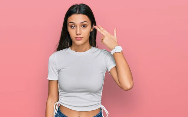 Joven Chica Hispana Usando Camiseta Blanca Casual Disparando Matándose Señalando —  Fotos de Stock