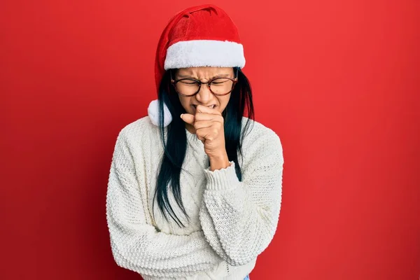 Mulher Hispânica Bonita Vestindo Chapéu Natal Sentindo Mal Tosse Como — Fotografia de Stock