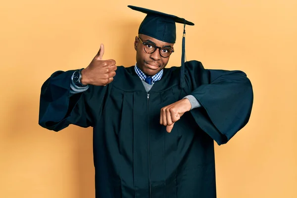 Junger Afrikanisch Amerikanischer Mann Mit Abschlussmütze Und Zeremoniengewand Der Daumen — Stockfoto