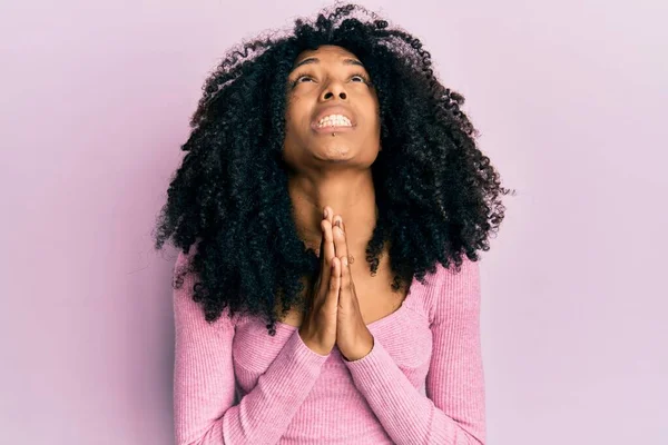Afrikai Amerikai Afro Haj Visel Alkalmi Rózsaszín Ing Koldulás Imádkozás — Stock Fotó