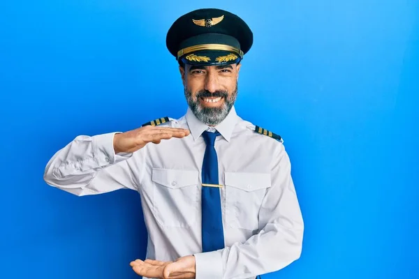 Mann Mittleren Alters Mit Bart Und Grauen Haaren Flugzeugpilotenuniform Gestikuliert — Stockfoto