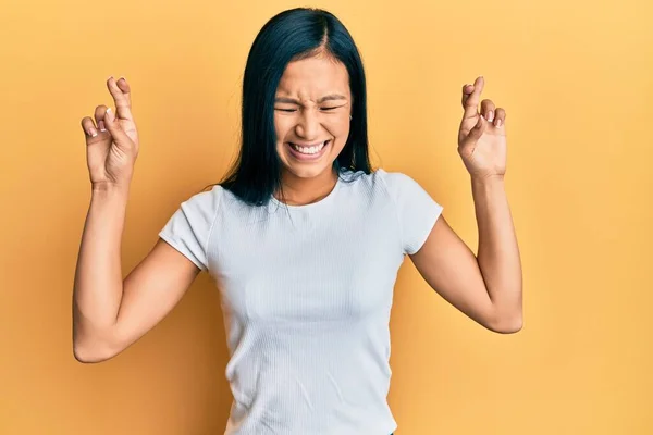 Belle Femme Hispanique Portant Shirt Blanc Décontracté Geste Doigt Croisé — Photo