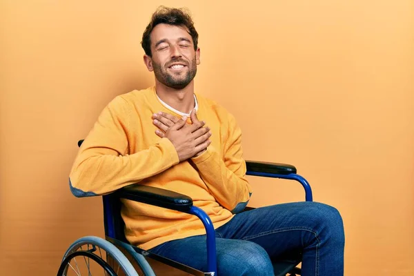 Bonito Homem Com Barba Sentado Cadeira Rodas Sorrindo Com Mãos — Fotografia de Stock