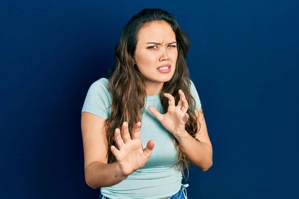 Chica Hispana Joven Con Ropa Casual Expresión Disgustada Disgustada Temerosa — Foto de Stock