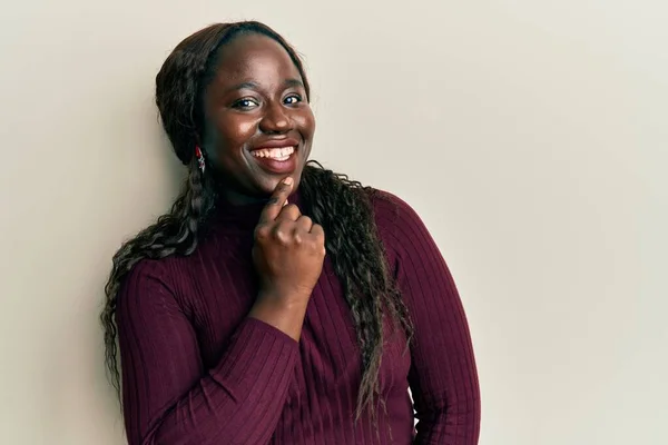 Mujer Joven Africana Vistiendo Ropa Casual Sonriendo Mirando Confiada Cámara —  Fotos de Stock